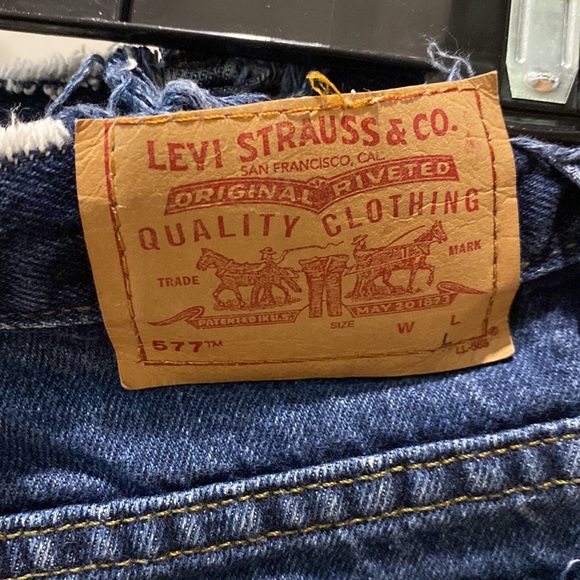Gently worn Levi’s shorts - Picture 3 of 4
